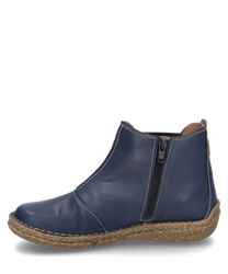 La bota en color Océano está hecha de cuero liso y cuenta con una cremallera lateral. Tiene una suela robusta y costuras en contraste que le dan un acento especial al diseño.