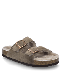 Diese taupefarbene Sandale verfügt über zwei verstellbare Schnallen und ein flauschiges Innenfutter. Der Schuh hat eine robuste Sohle und ein weiches Obermaterial das Komfort bietet.