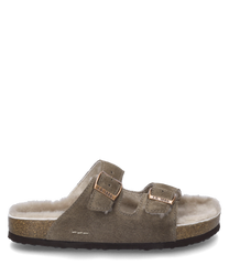 Diese taupefarbene Sandale verfügt über zwei verstellbare Schnallen und ein flauschiges Innenfutter. Der Schuh hat eine robuste Sohle und ein weiches Obermaterial das Komfort bietet.