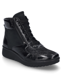 Bottine noire avec finition brillante dotée de lacets et d'une fermeture éclair latérale. La chaussure a une semelle robuste et est composée d'une combinaison de cuir et de matériaux synthétiques.