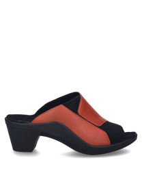 Der Clog in rot-kombi besticht durch seinen Gummizugverschluss der für einen sicheren Halt sorgt. Das Material in auffälligem Rot und Schwarz verleiht dem Schuh einen modernen Look.
