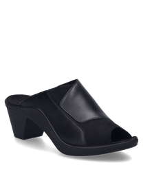 Ein schwarzer Clog mit offenem Zehenbereich und Gummizugverschluss gefertigt aus glattem widerstandsfähigem Material. Der Schuh hat einen stabilen Absatz und bietet durch seine Form einen bequemen Sitz.
