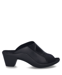 Ein schwarzer Clog mit offenem Zehenbereich und Gummizugverschluss gefertigt aus glattem widerstandsfähigem Material. Der Schuh hat einen stabilen Absatz und bietet durch seine Form einen bequemen Sitz.
