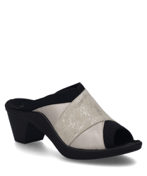 Beige-farbene Clogs mit Gummizug gefertigt aus glänzendem Material. Der Schuh hat einen stabilen schwarzen Absatz und ein offenes Design.