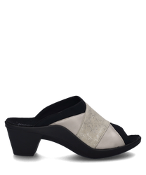 Beige-farbene Clogs mit Gummizug gefertigt aus glänzendem Material. Der Schuh hat einen stabilen schwarzen Absatz und ein offenes Design.
