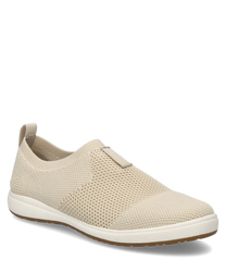 Ein beigefarbener Halbschuh aus atmungsaktivem Strickmaterial mit einem elastischen Gummizug für einfaches An- und Ausziehen. Der Schuh hat eine schlichte Silhouette und eine flache weiße Sohle für zusätzlichen Komfort.
