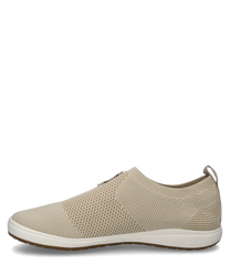 Une chaussure demi-basse beige en matériau tricoté respirant avec un élastique pour un enfilage et un retrait faciles. La chaussure a une silhouette simple et une semelle blanche plate pour un confort supplémentaire.