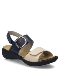 Die creme-dunkelblaue Sandale verfügt über einen Klettverschluss und eine breite hellcremefarbene Riemenstruktur aus Leder. Der Schuh hat eine abgerundete Sohle und eine große goldene Schnalle als besonderes Merkmal.