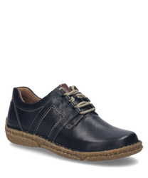 El zapato está hecho de cuero negro y cuenta con un sistema de cordones. La suela tiene un color marrón natural que le da al zapato un aspecto rústico.