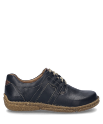 El zapato está hecho de cuero negro y cuenta con un sistema de cordones. La suela tiene un color marrón natural que le da al zapato un aspecto rústico.