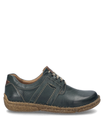 El zapato está hecho de cuero verde abeto y tiene una suela robusta de color marrón claro. Las características especiales son las costuras decorativas y el cordón que proporciona un aspecto clásico.