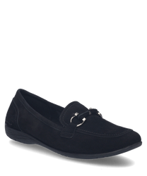 Ballerina nera con chiusura elastica realizzata in materiale morbido. La scarpa ha un design minimalista con cuciture discrete e un piccolo elemento metallico sulla parte superiore.