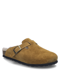 The clog in the color camel is made of soft suede and features a buckle as a closure. The fur lining provides additional comfort and warmth.