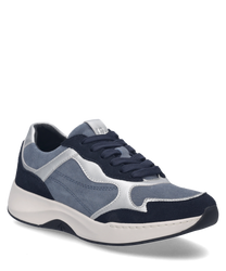 La zapatilla en el color "ocean-multi" presenta un diseño de tela azul claro y oscuro con acentos blancos. Cuenta con un sistema de cordones y una suela blanca que proporciona comodidad y estilo.