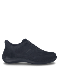 Der schwarze Halbschuh aus Leder zeigt eine klassische Schnürung und eine robuste flache Sohle. Der Schuh hat ein dezentes Logo auf der Seite und ist ideal für einen eleganten und dennoch lässigen Auftritt.