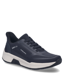 Ciemnoniebieski sneaker z sznurowaniem i sportowym designem. But wykonany jest z oddychającego materiału z lekkim kontrastującym białym profilem podeszwy.