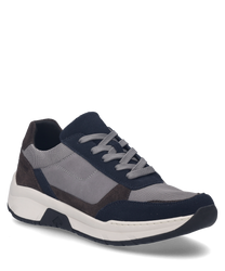 Sneaker w kolorze 'ocean-multi' łączy szare i granatowe wstawki materiałowe z ciemnobrązowymi akcentami z zamszu. Posiada sznurowanie i wyróżnia się wygodną białą gumową podeszwą.