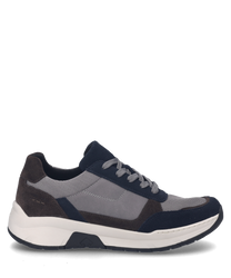 Sneaker w kolorze 'ocean-multi' łączy szare i granatowe wstawki materiałowe z ciemnobrązowymi akcentami z zamszu. Posiada sznurowanie i wyróżnia się wygodną białą gumową podeszwą.