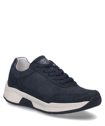 Baskets bleu foncé avec lacets fabriquées en cuir lisse. La chaussure a une semelle blanche et offre un look à la fois sportif et élégant.