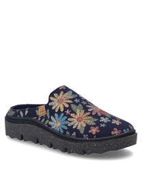 La pantofola nella variante di colore "ocean-multi" presenta un motivo floreale su tessuto blu scuro. La scarpa non ha chiusura e una suola robusta e maculata per una maggiore aderenza.