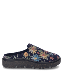 La pantofola nella variante di colore "ocean-multi" presenta un motivo floreale su tessuto blu scuro. La scarpa non ha chiusura e una suola robusta e maculata per una maggiore aderenza.