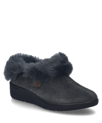 Antracietkleurige pantoffel van zacht materiaal met een fluffy kraag en zonder sluiting ideaal voor gezellige uren thuis.