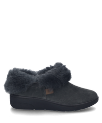 Antracietkleurige pantoffel van zacht materiaal met een fluffy kraag en zonder sluiting ideaal voor gezellige uren thuis.