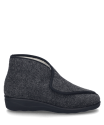 Anthracite house shoe with Velcro closure made of soft felt material. The house shoe features a comfortable slightly elevated sole and a surrounding cut for additional comfort.