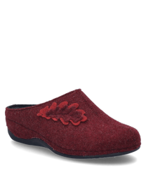 The house slipper in bordeaux combination is made of soft felt material and is designed without a closure. A special feature is the decorative leaf pattern on the side.