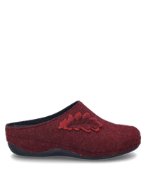 The house slipper in bordeaux combination is made of soft felt material and is designed without a closure. A special feature is the decorative leaf pattern on the side.