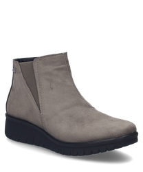 Die taupefarbene Stiefelette aus weichem Material verfügt über einen seitlichen Reißverschluss und elastische Einsätze für zusätzlichen Komfort. Der Schuh hat eine robuste schwarze Sohle mit rutschfestem Profil.