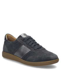 Der Sneaker in Granit-Kombi zeigt eine klassische Schnürung und besteht aus einem hochwertigen dunkelgrauen Material. Besondere Merkmale sind die kontrastierende Seitenstreifen und die robuste hellbraune Sohle.