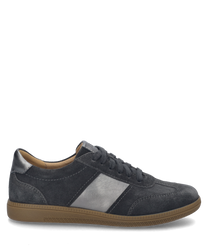 Der Sneaker in Granit-Kombi zeigt eine klassische Schnürung und besteht aus einem hochwertigen dunkelgrauen Material. Besondere Merkmale sind die kontrastierende Seitenstreifen und die robuste hellbraune Sohle.