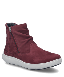 La bota mostrada en un rojo intenso está hecha de cuero suave y cuenta con una práctica cremallera en el costado. El zapato tiene una suela clara y contrastante ofreciendo tanto estilo como comodidad para el día a día.