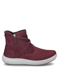 La bota mostrada en un rojo intenso está hecha de cuero suave y cuenta con una práctica cremallera en el costado. El zapato tiene una suela clara y contrastante ofreciendo tanto estilo como comodidad para el día a día.