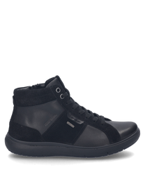 Der Sneaker ist aus glattem schwarzem Leder mit samtigen Wildleder-Akzenten gefertigt. Er besitzt eine klassische Schnürung und eine robuste schwarze Gummisohle für optimalen Halt und Komfort.