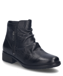 Bottine noire en cuir lisse avec fermeture éclair latérale. La chaussure a un aspect froncé et un petit talon carré.