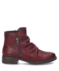 Die bordeauxfarbene Stiefelette aus Leder verfügt über einen seitlichen Reißverschluss und dekorative Falten auf der Außenseite. Der Schuh hat eine flache Sohle mit einem leichten Absatz ideal für einen stilvollen und bequemen Auftritt.