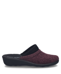 Une pantoufle confortable de couleur violet combiné sans fermeture fabriquée à partir d'un matériau textile doux. La chaussure a une semelle légèrement surélevée et est idéale pour l'intérieur.