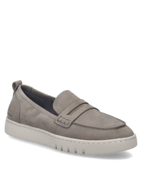 El zapato gris cuenta con un práctico cierre elástico y está hecho de un material suave y gris claro. La suela es robusta y ligeramente perfilada lo que le da al zapato un toque deportivo.