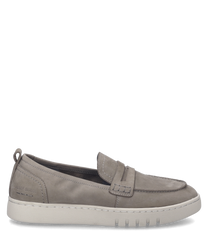 El zapato gris cuenta con un práctico cierre elástico y está hecho de un material suave y gris claro. La suela es robusta y ligeramente perfilada lo que le da al zapato un toque deportivo.