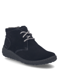 Der schwarze Halbschuh aus weichem Veloursleder verfügt über eine hellgraue Schnürung und eine robuste Gummisohle. Besondere Merkmale sind die kontrastierenden Nähte und das dezente Logo an der Seite.