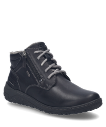 De zwarte leren halfhoge schoen heeft een zichtbare vetersluiting en een zijrits. De schoen heeft een zachte voering en een profielzool voor betere grip.