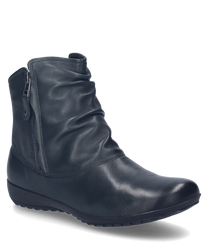 Die Stiefelette in der Farbe Tanne besteht aus hochwertigem Leder und verfügt über einen praktischen Reißverschluss an der Seite. Der Schuh zeichnet sich durch seine elegante Raffung auf dem Spann und die glatte rutschfeste Sohle aus.