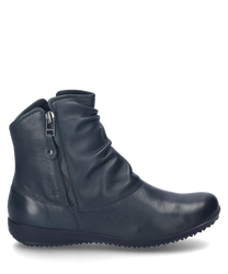 Die Stiefelette in der Farbe Tanne besteht aus hochwertigem Leder und verfügt über einen praktischen Reißverschluss an der Seite. Der Schuh zeichnet sich durch seine elegante Raffung auf dem Spann und die glatte rutschfeste Sohle aus.