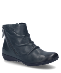 Die Stiefelette in der Farbe Tanne besteht aus hochwertigem Leder und verfügt über einen seitlichen Reißverschluss. Sie zeichnet sich durch ein elegantes glattes Design mit dezenter Markenprägung an der Ferse aus.
