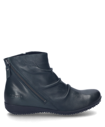 Die Stiefelette in der Farbe Tanne besteht aus hochwertigem Leder und verfügt über einen seitlichen Reißverschluss. Sie zeichnet sich durch ein elegantes glattes Design mit dezenter Markenprägung an der Ferse aus.