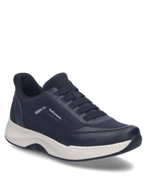 La zapatilla de deporte azul oscuro está hecha de un tejido transpirable y cuenta con un práctico cierre de goma. La suela blanca ofrece un bonito contraste y proporciona comodidad adicional.