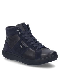 Donkerblauwe sneaker met veters gemaakt van leer en suede. De schoen heeft een robuuste rubberen zool en discrete merkl logo's aan de zijkant.