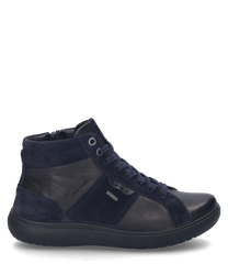 Donkerblauwe sneaker met veters gemaakt van leer en suede. De schoen heeft een robuuste rubberen zool en discrete merkl logo's aan de zijkant.